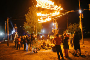 Aufbau der Flammenshow zum Fusion Festival